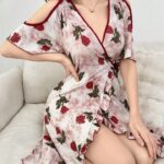 ثوب المرأة منحرف الكتف مزين بطبعة وردية مربوط عند الجانب