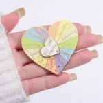 دبابيس دائرية من نوع المينا على شكل قلب يمكن تدويرها في جميع أنحاء العالم بروش معدني إنجليزي شارة مجوهرات ملحقات لحقيبة الظهر هدايا