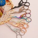 طقم من 2 قطعة: مقص كبير من الكرانة الذهبي بمقاس 4.57 إنش ، ومقص صغير من الكرانة الذهبي بمقاس 3.7 إنش ، أسلوب عتيق للخياطة والتطريز والأوراق والمكتب وتشذيب الحواجب متعدد الأغراض