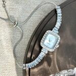 ساعة أسورة قابلة للتعديل مرصعة بمكعب زركونيا بلون فضي للنساء قطعة واحدة، حالة سبيكة مربعة، قرص بسيط مرصع بالراين، حركة كوارتز أنيقة