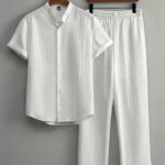 Manfinity Homme مجموعة قميص كاجوال أكمام قصيرة ذو ملمس وبنطلون بخصر رباط مربوط، خف وفضفاض في الساق، بدلة رجالية قطعتين للخريف والشتاء، اللون الأبيض