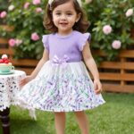 SHEIN Vintaside Kids فستان قطعة واحدة للبنت الصغيرة من الحرير بطبعة زهرية وأكمام قصيرة برقبة كشكش بنفسجي وأبيض مريح وعادي، مناسب لرحلات الصيف والخارج