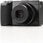 ريكو كاميرا رقمية جي ار IIIx [البعد البؤري 40 ملم] [مجهزة بمستشعر سيموس كبير بحجم 24.2 متر APS-C ] [كاميرا التقاط مثالية] [بدء تشغيل عالي السرعة حوالي 0.8 ثانية] [تركيز تلقائي هجين عالي السرعة]