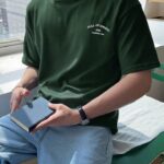 DAZY قميص بولو رجالي للعودة إلى المدرسة بأكمام قصيرة ونصف قمر مع طباعة حروف ساطعة ومتناقضة للصيف