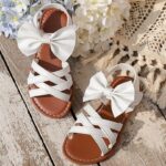 صنادل فتيات صغيرات موديل 2025 للربيع والصيف ، تصميم أنيق وأنثوي بفيونكة، صنادل أميرات موضة جديدة