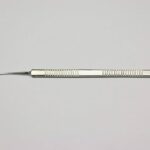 Davis Foreign Body Spud Straight Sharp Round Blade. Flat Serrated hanble with Polished Finish. Overall Length 125mm, 4.9 inches.