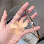 1 قطعة صينية خلط مستحضرات التجميل الشفافة من الاكريليك مع شفرة لخلط ودمج مستحضرات التجميل كالأساس والظلال والرموش والأحمر للشفاه وفن الأظافر (المنتج يشمل الصينية فقط)