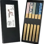 5 ازواج من عيدان تناول الطعام اليابانية الطبيعية القابلة لاعادة الاستخدام مع طباعة فريدة، مجموعة ادوات مائدة صينية في صندوق هدايا فاخر للسوشي والنودل والارز والرامن، امنة للاستخدام في غسالة الصحون