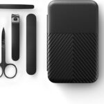 مجموعة ادوات العناية بالاظافر الدقيقة 3.0 للرجال من مانسكابيد® مكونة من 5 قطع، مجموعة مانيكير من الستانلس ستيل مع قصافة اظافر اليدين والقدمين ومبرد اظافر وملقط بطرف مائل ومقص للزوائد اللحمية وشنطة سفر