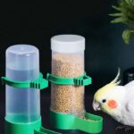 قطعة واحدة سلة طعام طيور معلقة مصنوعة من مادة البي في سي، موزع مياه وطعام آلي مناسب لأقفاص الطيور