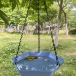 قطعة واحدة / طعام الطيور الخارجي المعلق في الحديقة، وعاء طعام ببنية سداسية للببغاوات مع وظيفة الاستحمام، منظم مغذي طيور الطنان تلقائي المياه