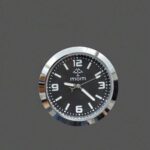 ساعة سيارة صغيرة تعمل بالكوارتز مضيئة بعقارب تناظرية للوحة القيادة، ساعة مركبة عالمية لاصقة مع أرقام مضيئة، بطارية زر غير قابلة لإعادة الشحن مضمنة