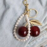 سلسلة مفاتيح معدنية بتصميم كريستال كرز، مناسبة للارتداء اليومي، يمكن استخدامها كإكسسوار للحقائب، يمكن إهداؤها كهدايا لأفراد العائلة والأصدقاء والزملاء والأزواج وأعياد الميلاد والمعلمين وهدايا عيد الحب